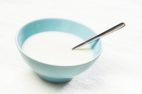 Sữa là một thành phần rất tốt để điều trị vùng nách tối màu. Các vitamin và axit béo có trong sữa rất tốt cho da vì chúng có thể giúp giảm thiểu vùng da tối màu.