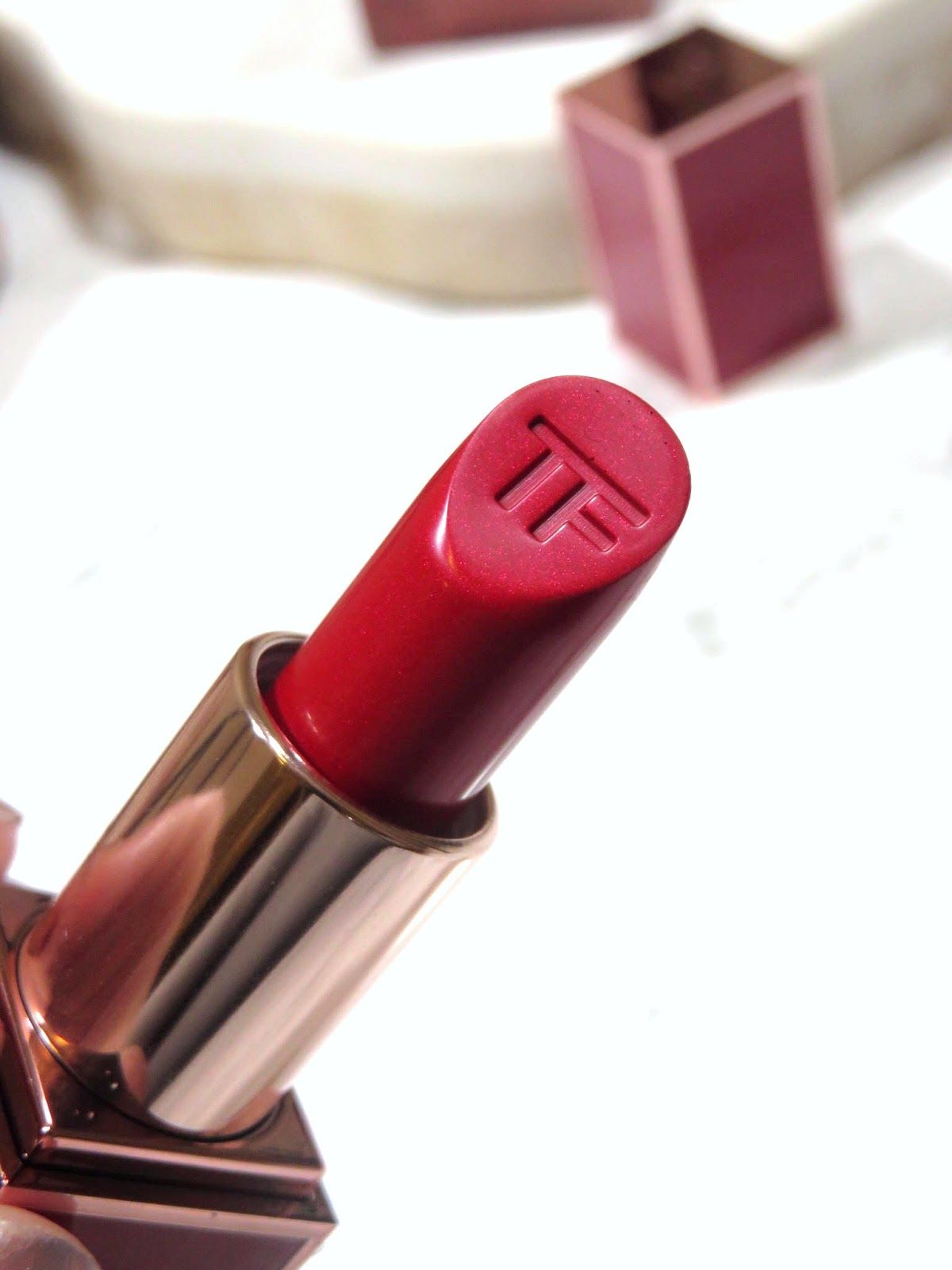thoi son tom ford lost cherry lip color