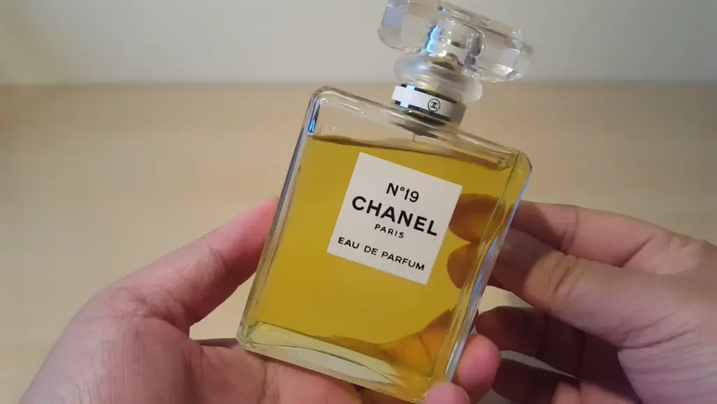 Tinh dầu thơm Chanel No19 dạng chai lăn 12ml