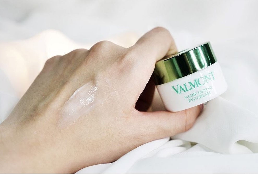 review kem duong mat valmont v line lifting eye cream